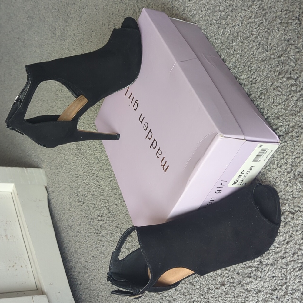 Madden Girl Rooney Black Fabric, size 6